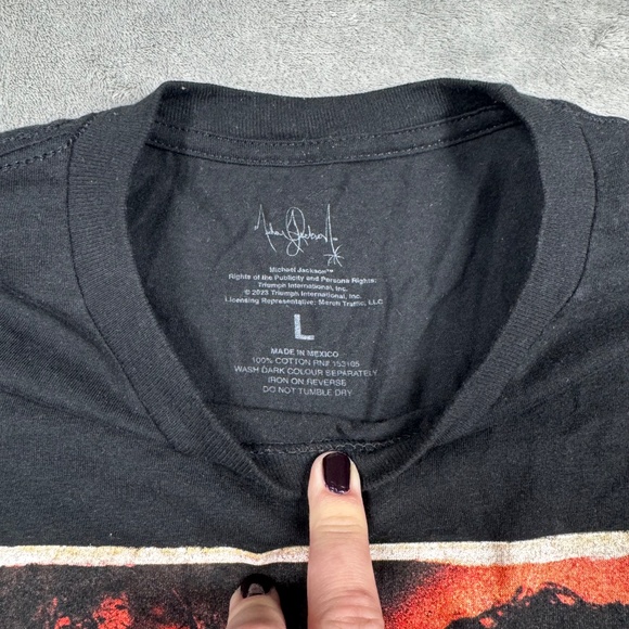 Michael Jackson Thriller Graphic T-Shirt Black Red 80s Music Legend Concert Tour - Picture 2 of 7